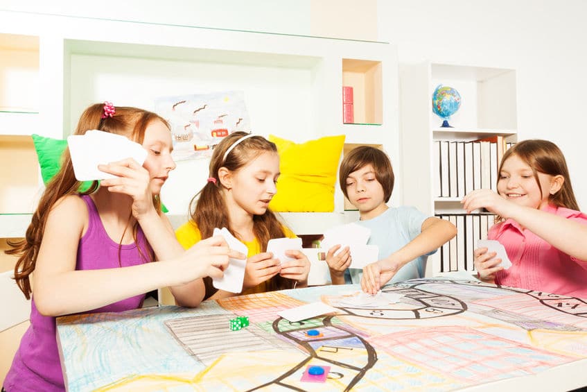 kids learn french through Games in small groups in paris