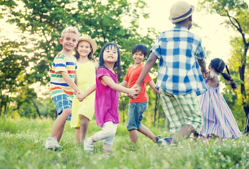 kids learn french through Games in large groups in paris